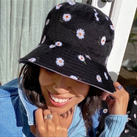 ✨NEW✨Alice + Olivia Reversible Bucket Hat - Picture 3 of 8